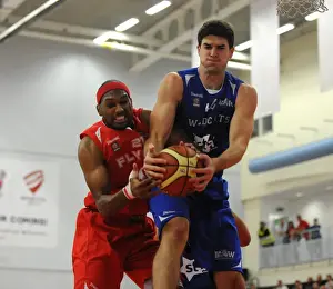 Intense Rivalry: Flyers vs. Wildcats Basketball Showdown - A Clash of Forces