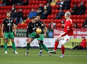 Images Dated 6th February 2016: Marlon Pack Beats Simon Makienok to the Ball: Charlton Athletic vs