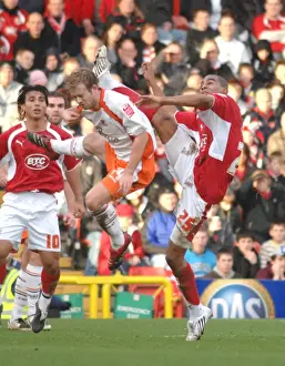 Framed Print : Marvin Elliott: In Action Against Blackpool (Bristol City vs Blackpool) Framed Print : Marvin Elliott: In Action Against Blackpool (Bristol City vs Blackpool)