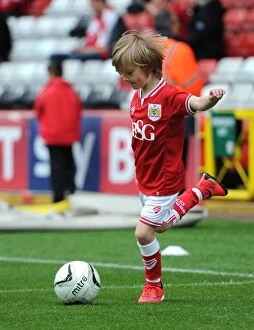 Images Dated 3rd May 2015: Mascots Clash: Bristol City vs Walsall, Sky Bet League One at Ashton Gate Stadium (May 3, 2015)