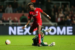 Images Dated 27th September 2016: Tammy Abraham Outmaneuvers Robert Green: A Pivotal Moment in Bristol City vs Leeds United