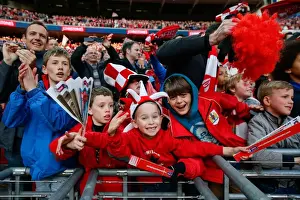 Framed Print : Triumphant Bristol City Fans Celebrate 2-0 Win and Football League Trophy Victory at Wembley Stadium